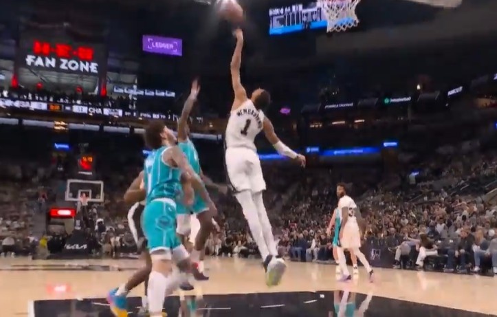 爱游戏正版平台-这么不信邪？迪亚巴特转身勾手被文班大帽 再强攻被干扰造成24秒